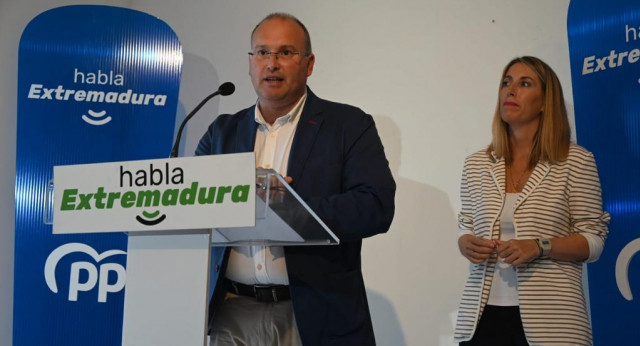 Miguel Tellado, ofrece una rueda de prensa junto a la presidenta del PP extremeño, María Guardiola
