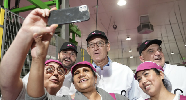 Alberto Núñez Feijóo visita los viñedos y la fabrica de uvas El Ciruelo.