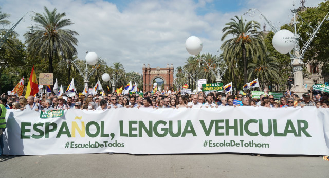 Cuca Gamarra acude a la manifestación en defensa del castellano en las aulas en Barcelona