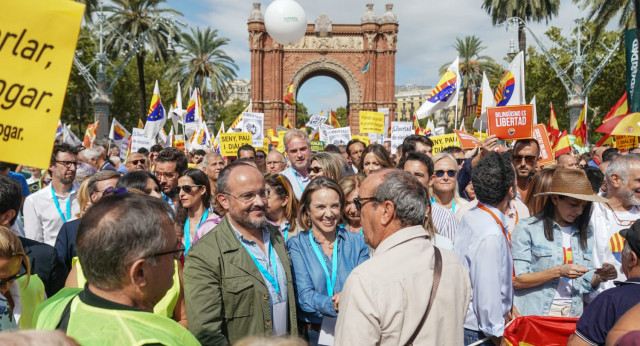 Cuca Gamarra acude a la manifestación en defensa del castellano en las aulas en Barcelona