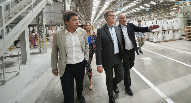 Alberto Núñez Feijóo y Carlos Mazón en las instalaciones de TAU Cerámica del grupo Pamesa