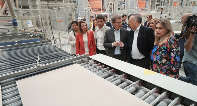 Alberto Núñez Feijóo y Carlos Mazón en las instalaciones de TAU Cerámica del grupo Pamesa