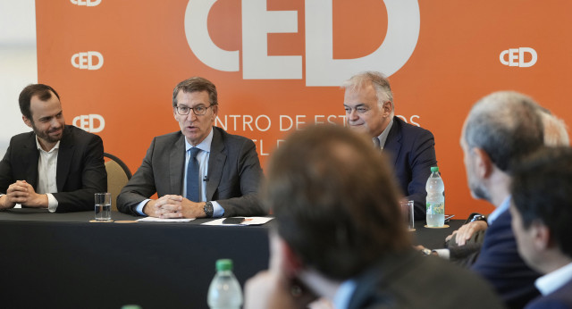 Alberto Núñez Feijóo en un desayuno-coloquio con empresarios en el Centro de Estudios para el Desarrollo, en Montevideo