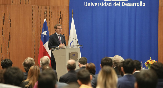 Alberto Núñez Feijóo durante una conferencia en la Universidad del Desarrollo de Santiago de Chile