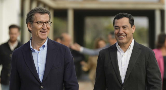 Alberto Núñez Feijóo y Juanma Moreno participan en la entrega de premios Junt@s contra la violencia de género, del PP de Málaga.