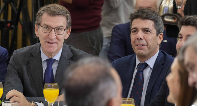 Alberto Núñez Feijóo presenta a Carlos Mazón, que interviene en el desayuno informativo organizado por Nueva Economía Fórum.