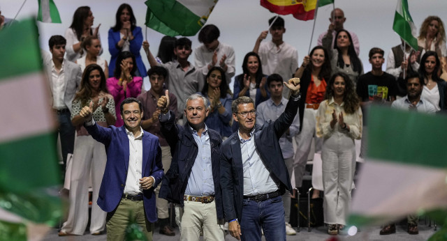 Alberto Núñez Feijóo en un acto en Sevilla, junto a Juanma Moreno y José Luis Sanz