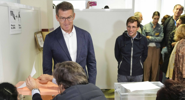 Alberto Núñez Feijóo ejerciendo su derecho al voto en Madrid 