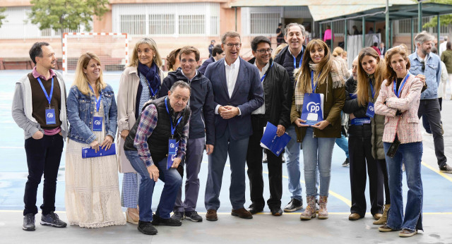 Alberto Núñez Feijóo ejerciendo su derecho al voto en Madrid 