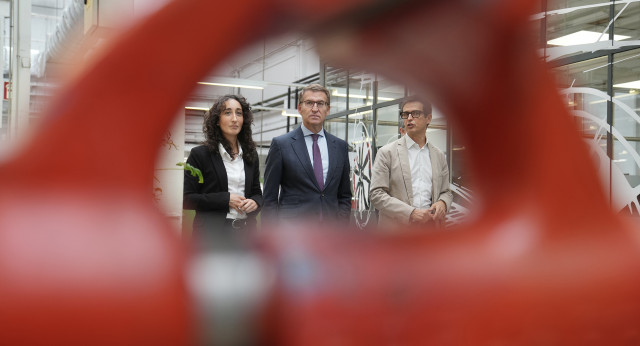 Feijóo visita la escuela de aprendizaje de SEAT en Barcelona