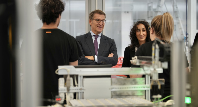 Feijóo visita la escuela de aprendizaje de SEAT en Barcelona