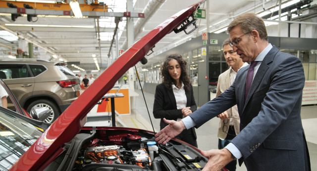 Feijóo visita la escuela de aprendizaje de SEAT en Barcelona