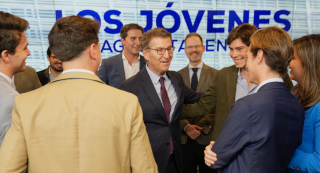 Alberto Núñez Feijóo se reúne con miembros de las Juventudes Social Demócrata de Portugal (JSD) y de Nuevas Generaciones