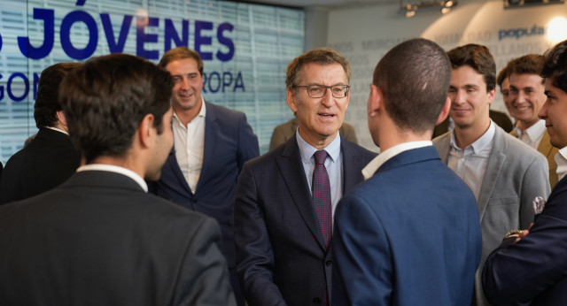 Alberto Núñez Feijóo se reúne con miembros de las Juventudes Social Demócrata de Portugal (JSD) y de Nuevas Generaciones