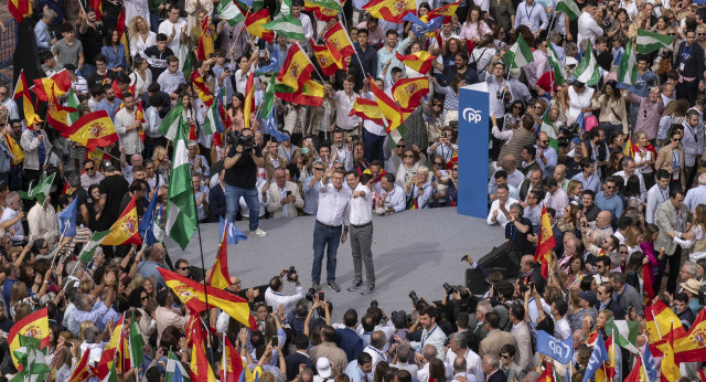 Alberto Núñez Feijóo y Juanma Moreno en el acto en defensa de la igualdad en Málaga