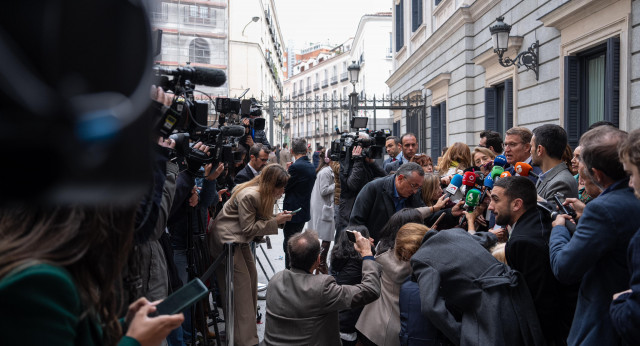 Alberto Núñez Feijóo atiende a los medios antes de la jura de la Constitución por parte de la Princesa de Asturias 