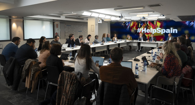 Alberto Núñez Feijóo se reúne con periodistas internacionales