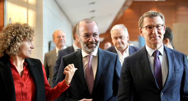 Alberto Núñez Feijóo, Manfred Weber y Dolors Montserrat en la conferencia organizada por el PPE "Camino de la recuperación"