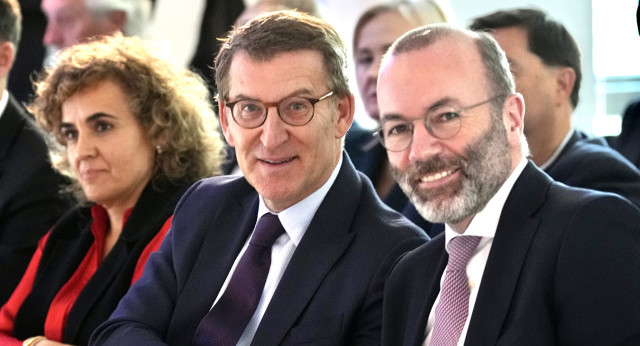 Alberto Núñez Feijóo, Manfred Weber y Dolors Montserrat en la conferencia organizada por el PPE "Camino de la recuperación"