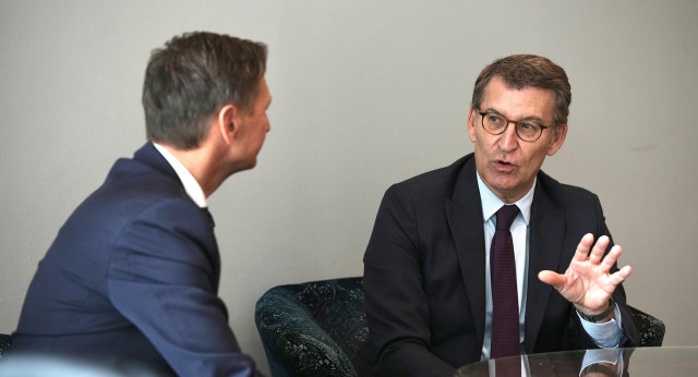 Alberto Núñez Feijóo y Siegfried Muresan en la conferencia Camino de la recuperación