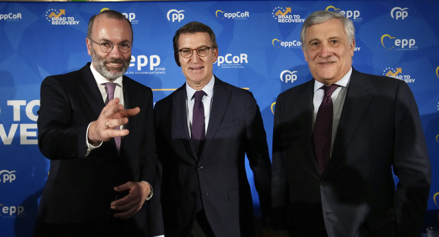 Alberto Núñez Feijóo, Manfred Weber y Antonio Tajani en la conferencia organizada por el PPE "Camino de la recuperación"