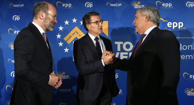 Alberto Núñez Feijóo, Manfred Weber y Antonio Tajani en la conferencia organizada por el PPE "Camino de la recuperación"