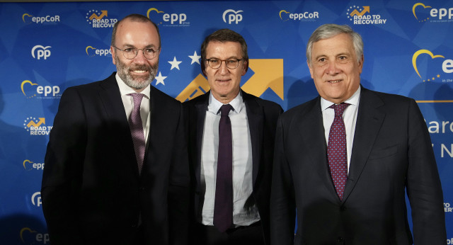 Alberto Núñez Feijóo, Manfred Weber y Antonio Tajani en la conferencia organizada por el PPE "Camino de la recuperación"
