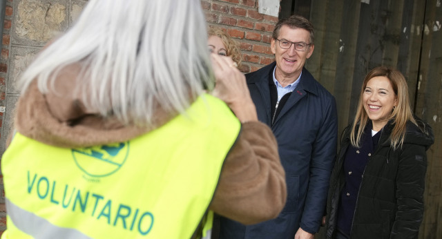 Alberto Núñez feijóo y Ana Alós en una visita al Banco de Alimentos