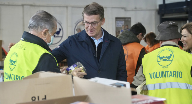 Alberto Núñez feijóo y Ana Alós en una visita al Banco de Alimentos