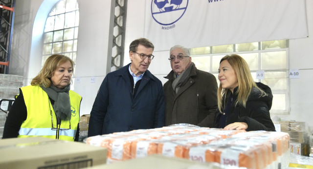 Alberto Núñez feijóo y Ana Alós en una visita al Banco de Alimentos