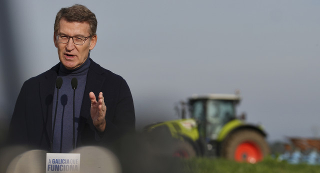 Alberto Núñez Feijóo en una explotación agraria en Lalín