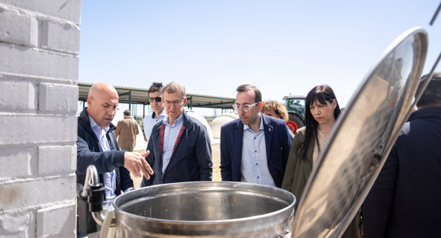 Alberto Núñez Feijóo en su visita a una explotación ganadera en Lleida