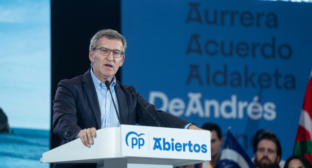 Alberto Núñez Feijoo en el cierre de campaña en Vitoria