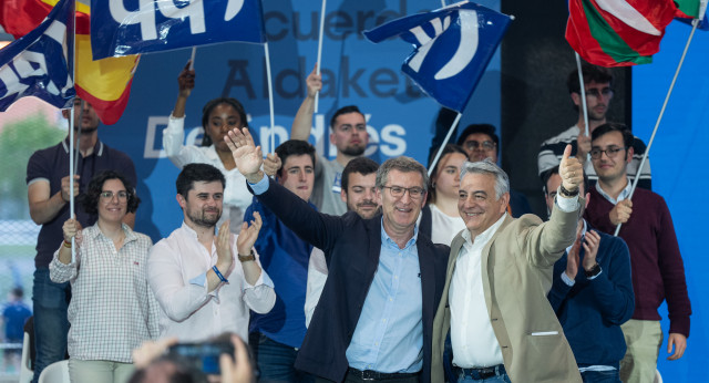 Alberto Núñez Feijoo en el cierre de campaña en Vitoria