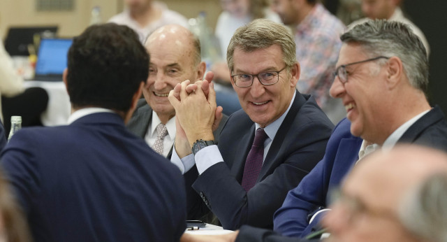 Alberto Núñez Feijóo y Alejandro Fernández en el desayuno informativo organizado por Barcelona Tribuna