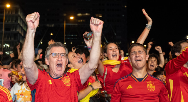 Alberto Núñez Feijóo sigue la final de la Eurocopa desde la Plaza de Colón
