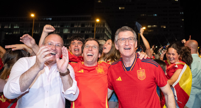 Alberto Núñez Feijóo sigue la final de la Eurocopa desde la Plaza de Colón