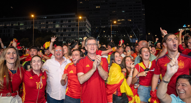 Alberto Núñez Feijóo sigue la final de la Eurocopa desde la Plaza de Colón