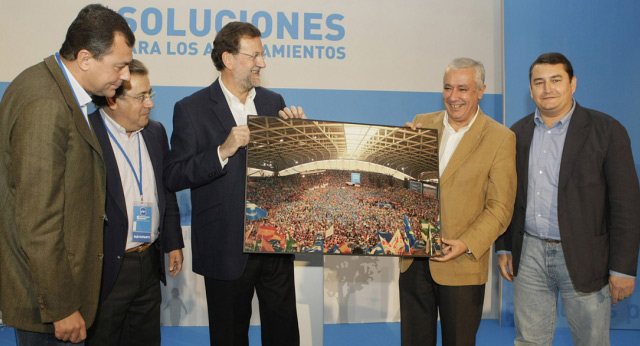 Cierre XV Intermunicipal Popular: Mariano Rajoy y Javier Arenas enseñan una imagen de Dos Hermanas
