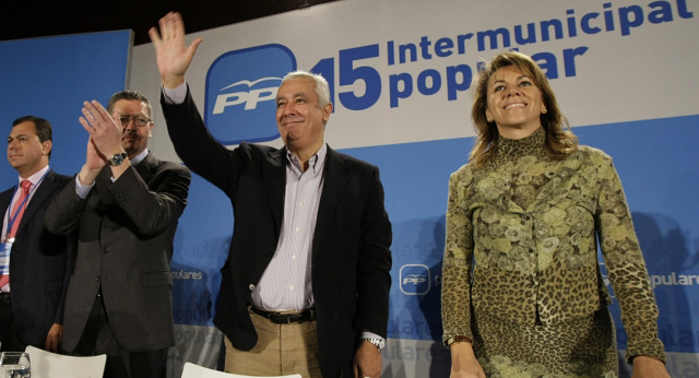 XV Intermunicipal Popular: Javier Arenas, compañado por María Dolores de Cospedal y Alberto Ruiz Gallardón, saluda a los asistentes