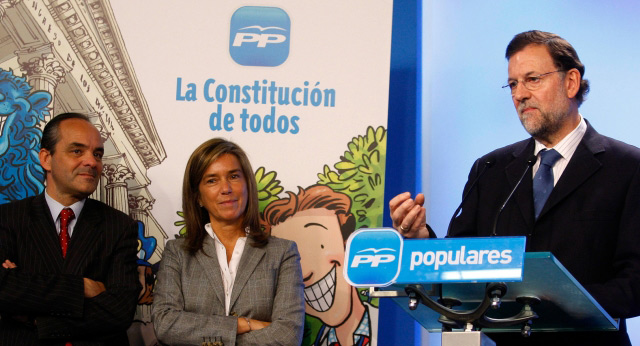 El presidente del Partido Popular, Mariano Rajoy recibe en su despacho a los alumnos del colegio Nova Hispalis