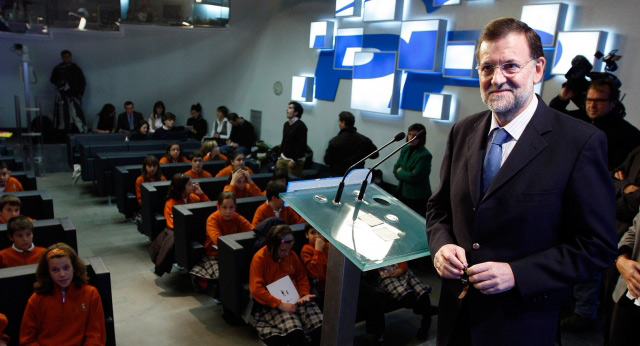 El presidente del Partido Popular, Mariano Rajoy recibe en su despacho a los alumnos del colegio Nova Hispalis