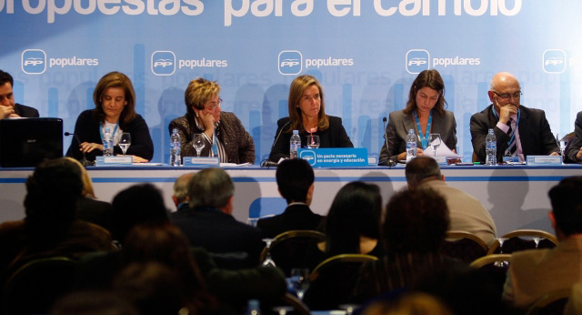 Mesa "Un pacto necesario en Energía y Educación", presidida por la vicesecretaria general de Organización y Electoral, Ana Mato, y coordinada por la portavoz popular en el Parlament de Cataluña, D