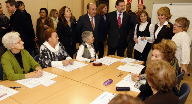 Mariano Rajoy visita un centro de mayores en Las Rozas 