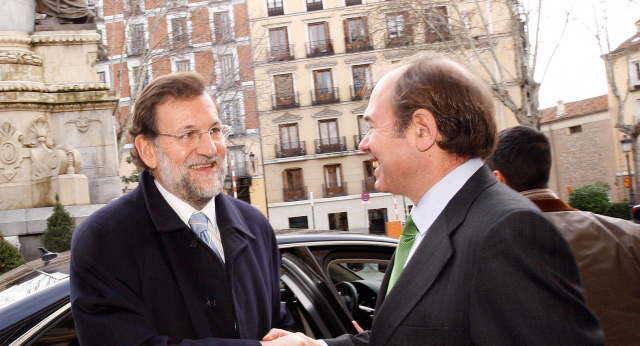 Mariano Rajoy saluda a Pío García Escudero durante su visita al Senado