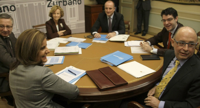 Cristobal Montoro, Álvaro Nadal y Fátima Báñez en la reunión de la comisión anticrisis del Gobierno