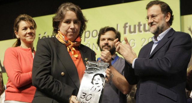 Mariano Rajoy entrega un premio en homenaje a Loyola de Palacio, a su hermana Urquiola de Palacio