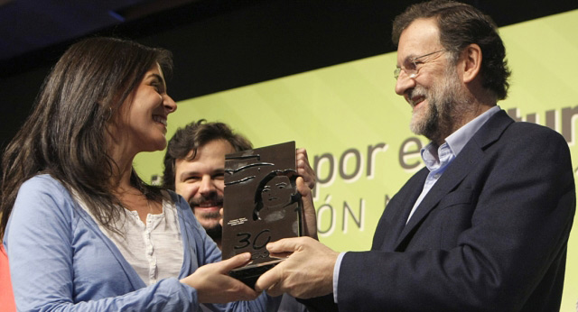 Mariano Rajoy le entrega un premio a la ex presidenta de NNGG, Carmen Fúnez