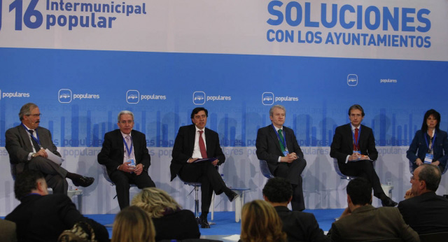 Mesa II: "2011: Nuevos retos y compromisos con los españoles"