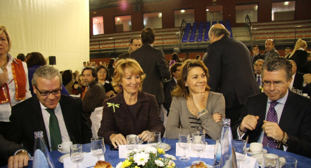 La secretaria general del Partido Popular, María Dolores Cospedal, interviene en el Foro Madrid junto con la presidenta del PP de Madrid, Esperanza Aguirre